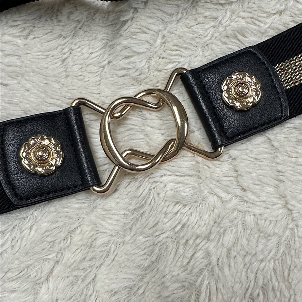 Fashionable Black with Metallic Gold Stripe  Stretchy Elastic Belt, LIKE NEW!